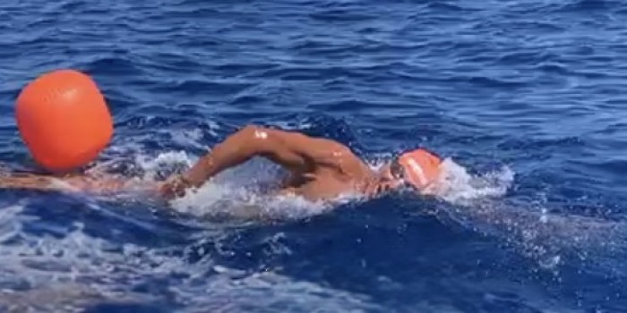    Quaranta minuti per attraversare lo Stretto. Diego, naturalmente, senza fare troppo rumore